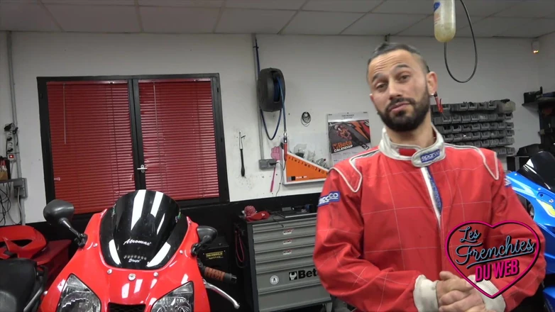 The Frenchies of the web: Aurora, una vendedora traviesa, ofrece su cuerpo a dos chicos