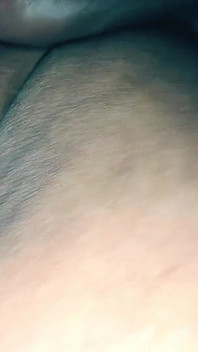 Esposa fode pelo marido quando ela está sonolenta nua na cama