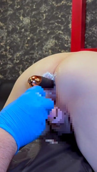 Japońska sub żona spuści wiele razy, podczas gdy magiczna różdżka jest wkładana do odbytu i wylewa na nią wosk świecowy