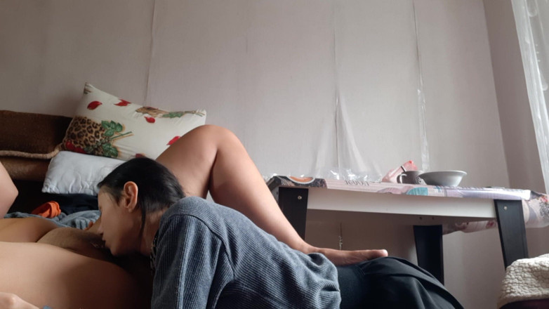 Lesbian-illusion: Eu dou à minha namorada uma massagem na cabeça enquanto ela...