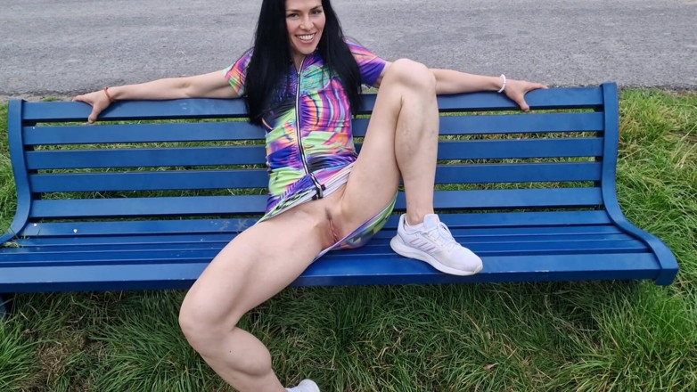 Nicky Brill: Abriendo mis piernas en parque público