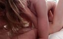 Hot Girlz: Drobne nastolatka lesbijki liżą cipki i palec