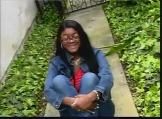 American Idol X: Des amies lesbiennes font l'amour interracial dans le jardin
