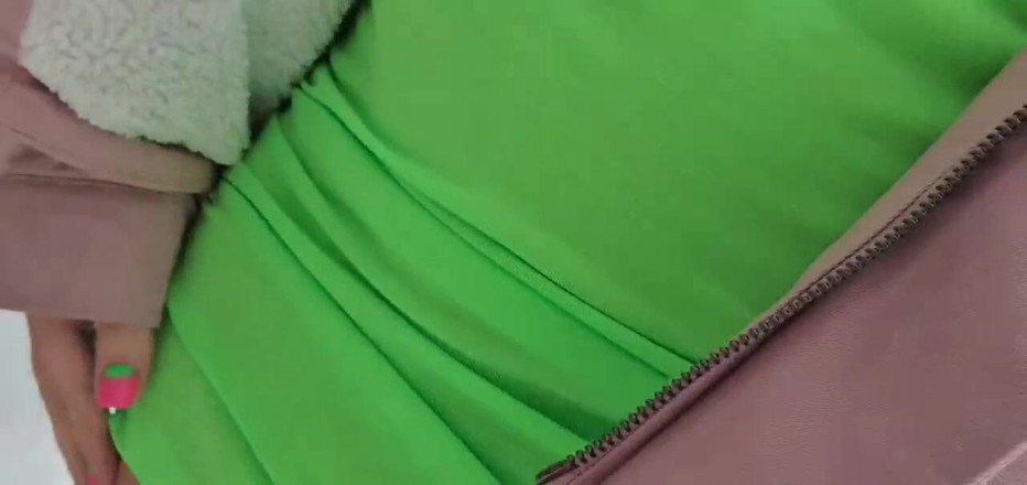 Putana dreams: Une ado marche pour toucher sa chatte excitée
