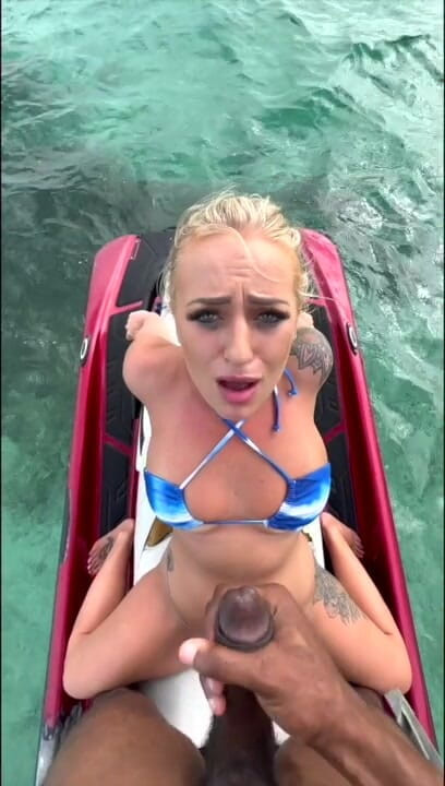 Elana Bunnz: Velké černé péro kouří a šuká na jet ski