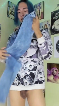 Il ragazzo sissy modella i suoi jeans preferiti livecam