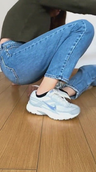 Blondinen med deformerade fötter och brunetten med onychomycosis många spikade till och med sina fötter