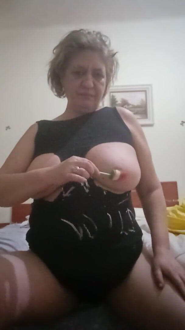 Susanmature: apne seks ki pratiksha kar raha hai