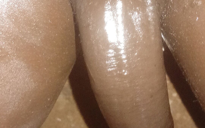 Hongi: Aku suka banget muasin memekku pakai raksasa pria kulit hitam