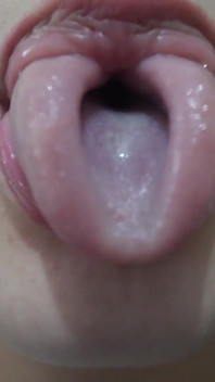 Minha meia-irmã indiana me mostra dentro de sua boca sua língua e dentes