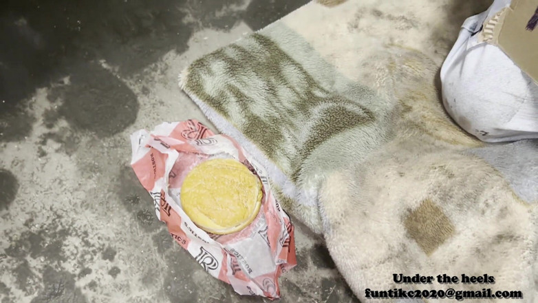 Heel 15 cm: Лола годує перехожого
