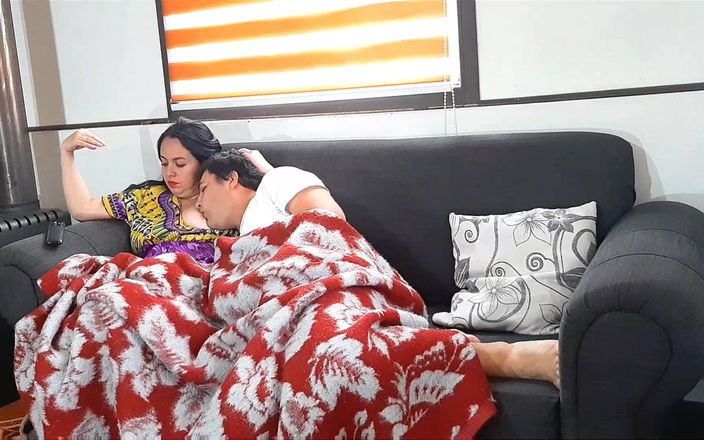 BBW Kelly Mom: जब हम एक फिल्म देखते हैं तो मेरी सौतेली मम्मी मुझे आश्चर्यचकित करती है, हम सोफे पर चुदाई शुरू करते हैं