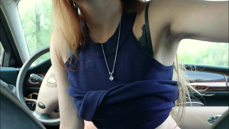 AnnaHomeMix: Sexy rothaariges schätzchen fickt sich mit schalthebel in einem auto