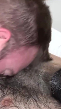 Bearfilms Beefy Cub John Lock a luat carnea lui Mike Cub în gât