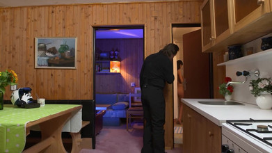 Old & Young: Ski Geil Séduction Dans La Cuisine Avec Une Beauté Brune...