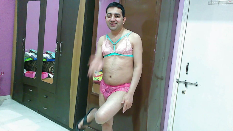 Cute & Nude Crossdresser: Sladký sissy crossdresser se cítí velmi pěkně v sexy čirých krajkových...