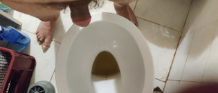 Oneplus82: 用小鸡巴撒尿。