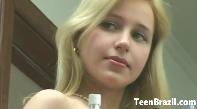 Teen Brazil: Sarışın Brezilyalı genç kız havuz kenarında sikiliyor