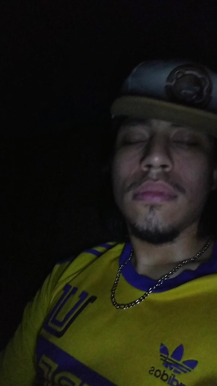 AlexAlejandro13: 男孩在扶手椅上感觉很热