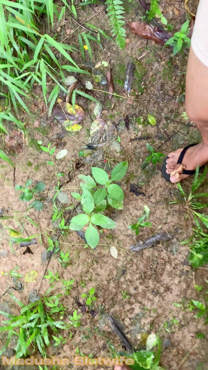 Tiyana: Venkovní kouření na kolenou