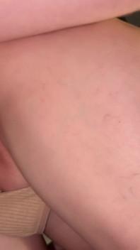 Futai dur cu pizda strâmtă până la orgasm pentru sora mea vitregă și spermă înăuntru