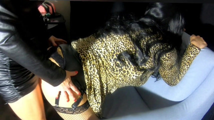 Cassandra Cox Xoxo: 女主人奎恩假阳具乱搞变装者cassandra cox，然后用穿戴式假阳具操她，而她吸烟