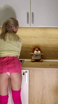 Pembimbing sorak kolej comel cantik dalam skirt mini pendek merah jambu berkelip pepek selepas mengambil seluar dalam kapasnya