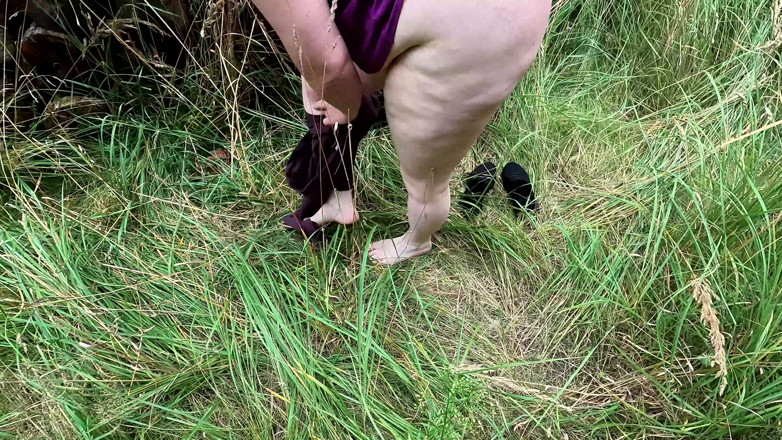 Bouncy Tits Action: Klammere meine muschi fest, ich gehe damit nackt durch den...