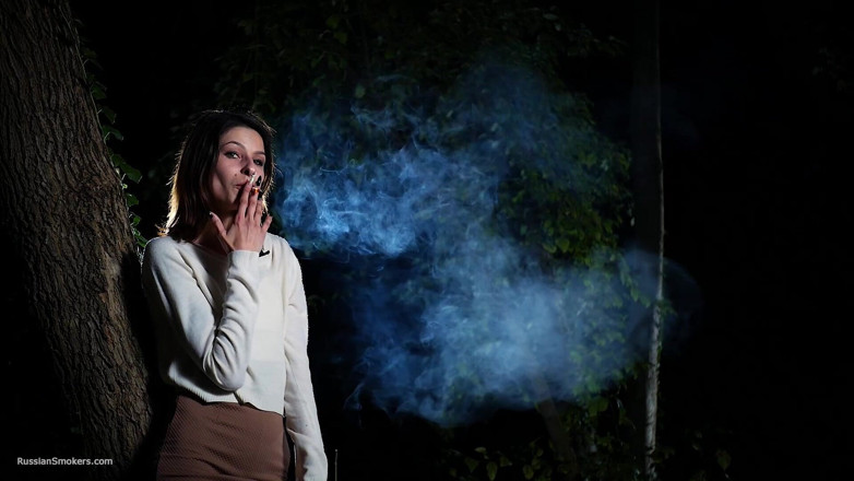 Russian Smokers: Sexy russisches schätzchen raucht zigarette im freien