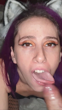 Uma pequena vixen quer fazer um bom boquete