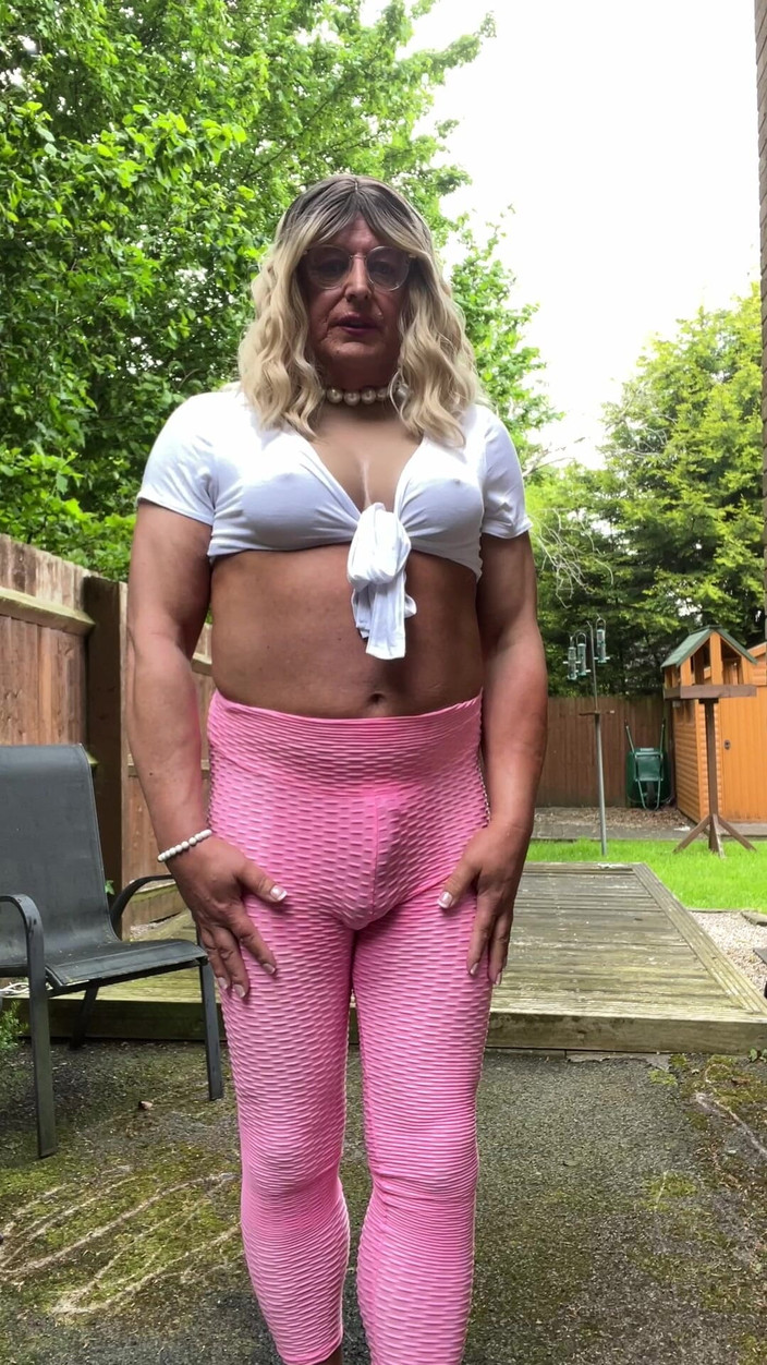 Kellycd2022: Amatérský crossdresser Kellycd2022 Sexy MILF v růžových legínách