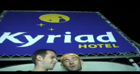 Gaybareback: Chupada y follada en la calle ehxib PARIS al aire...