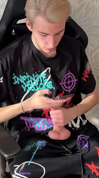 Netter twink bedient typen mit großem schwanz teil 1