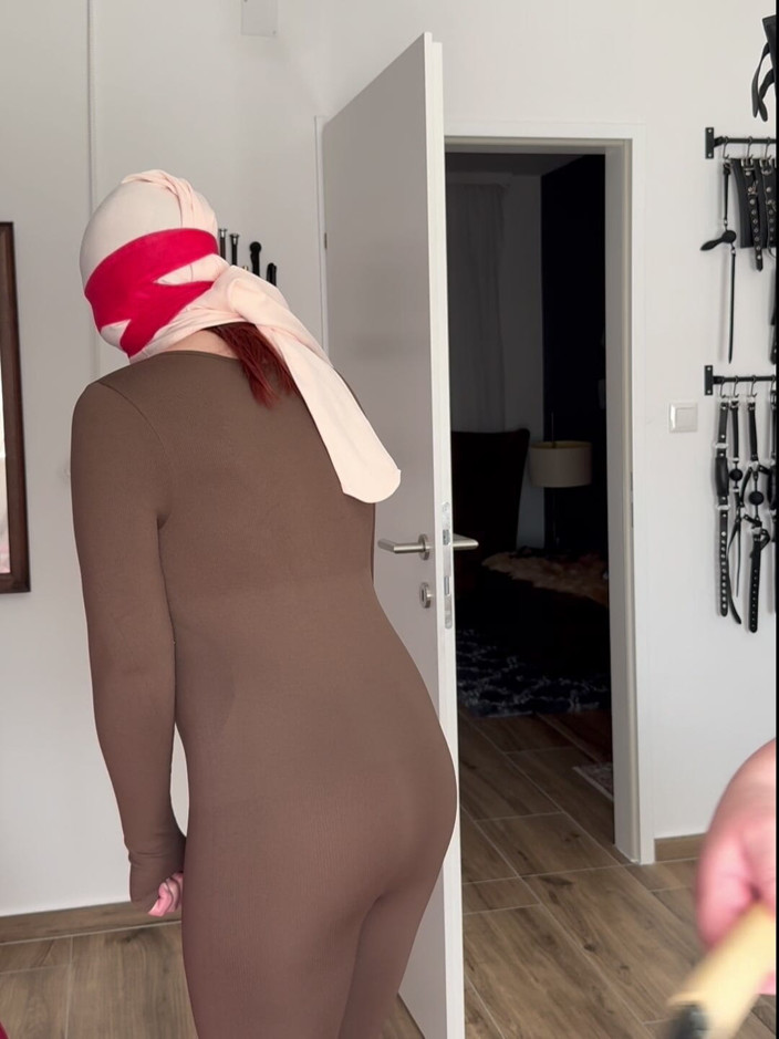 Elena917: Strumpbyxor, tejp och bollgagg, piskande och spanking