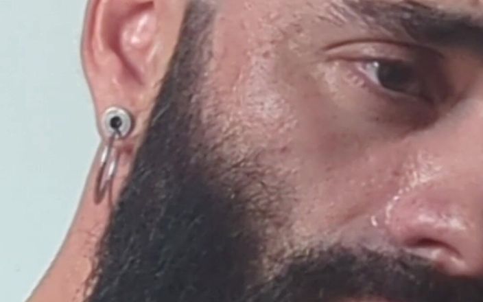 The bearded master: Mostro il mio corpo deciso e il mio cazzo duro.