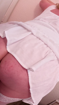 Stiefmutter in einem weißen kleid gegen die wand gefickt