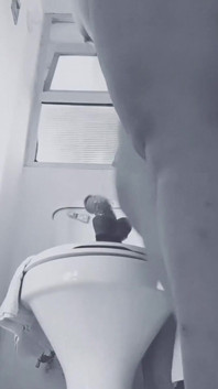 Riderqueen dans les toilettes pour les fans