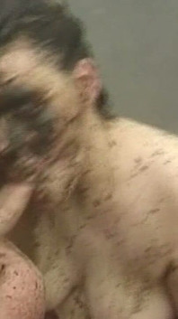 Dojrzała brunetka MILF zostaje ostro wyruchana w błocie