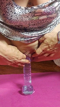 Une femme tatouée rose se masturbe en squirtant sur un tapis de yoga avec son nouveau gode transparent