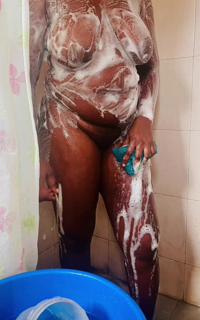 Pretty B: 我的继妹最终在浴室里操她