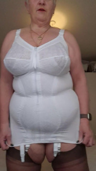 Eigengemaakte Corselette en Poesje plagen