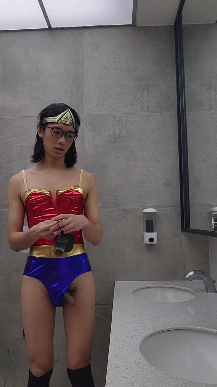 NotAFuta: Wonder Woman Ekshibicjonistka