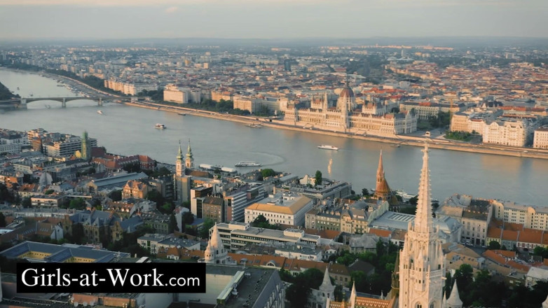 Girls At Work: Quando il lavoro diventa tentazione