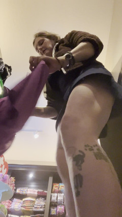 MistressWriggler: 突击队在没有更衣室的商店里试穿衣服！