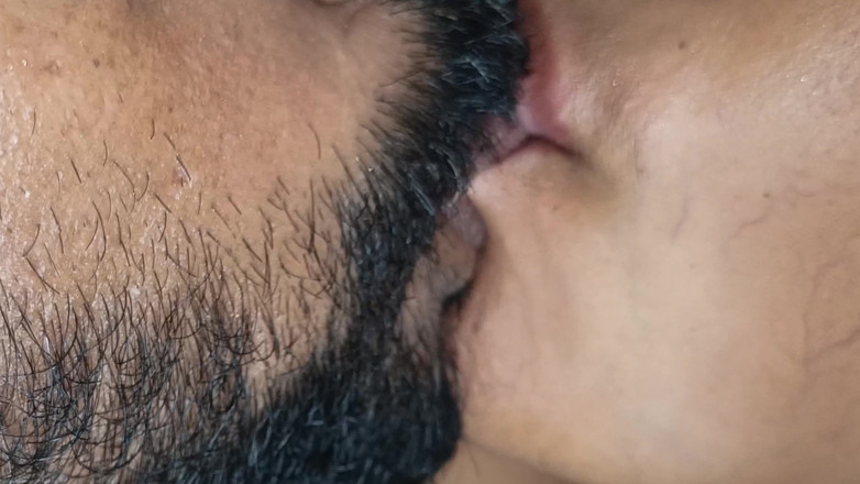 Pushpa porn: Sexy a roztomilý hluboký polibek na rty