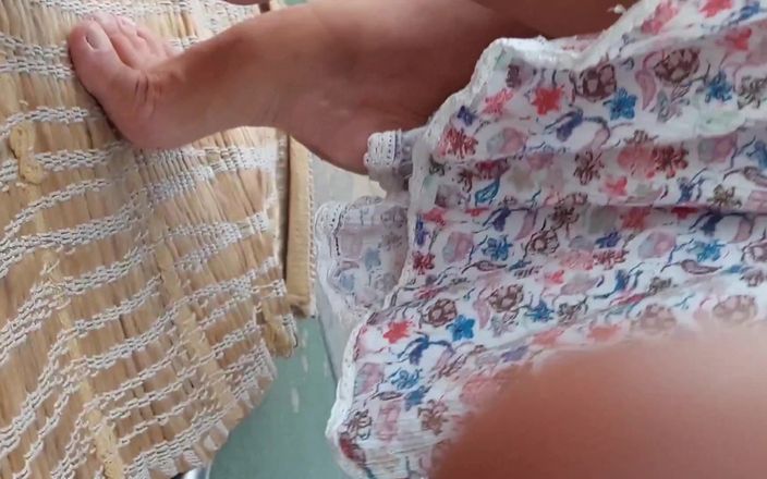 Selena701: Rijpe blonde vrouw voeten poseren en aanbidden