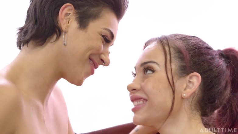 Adult Time: Adult Time - Sabina Rouge Lets Brooklyn Grey играет с ее киской, пока она застряла в кафе!