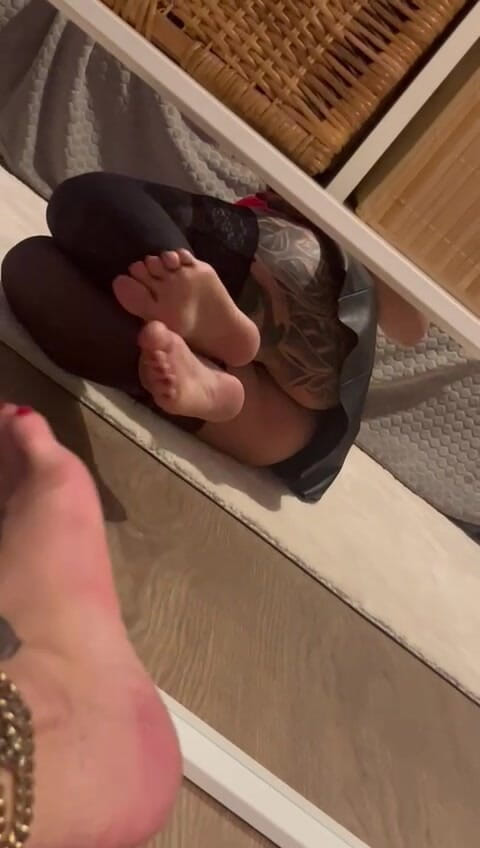 Chrissy Feet: Nylon và barefeet
