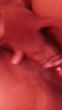 Ich vögele mein kissen und reibe meinen kitzler, erstaunliche stöhnende orgasmen