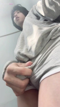 Schattige Aziatische twink komt snel klaar tijdens het neuken